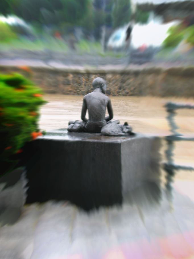 06may04_bronze_figure.jpg